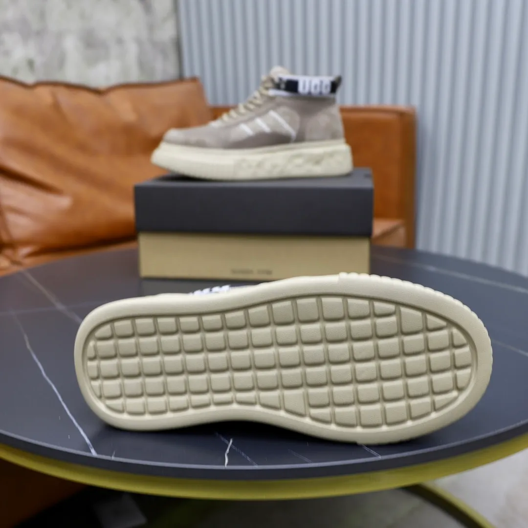 Ex-factory price: 620💰Thick wool imported from Australia Brand: UGG genuine purchase Size: 39-44 Grade: Official website 1:1 Material: First layer of genuine leather waterproof and antifreeze upper Real wool lining Original non-slip soft wear-resistant outsole Style category: Men's casual shoes Trendy style Comfortable on the feet Color: Official website color synchronization